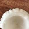 Cendrier rond blanc en albâtre roses sculptées par Hello Broc brocante en ligne