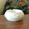 Cendrier rond blanc en albâtre roses sculptées par Hello Broc brocante en ligne