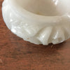 Cendrier rond blanc en albâtre roses sculptées par Hello Broc brocante en ligne