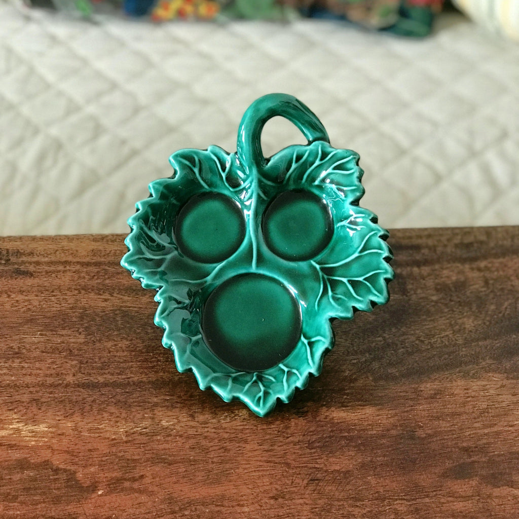 Vide-poche vintage en céramique verte en forme de feuille de vigne  par Hello Broc brocante en ligne