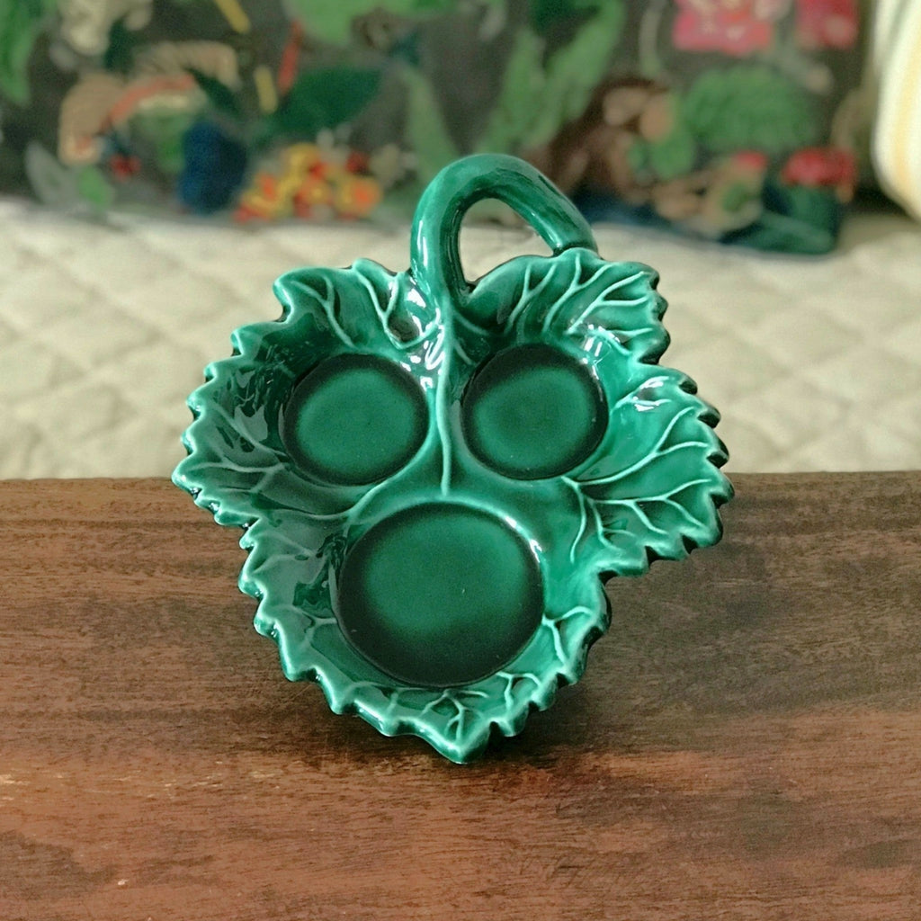 Vide-poche vintage en céramique verte en forme de feuille de vigne  par Hello Broc brocante en ligne