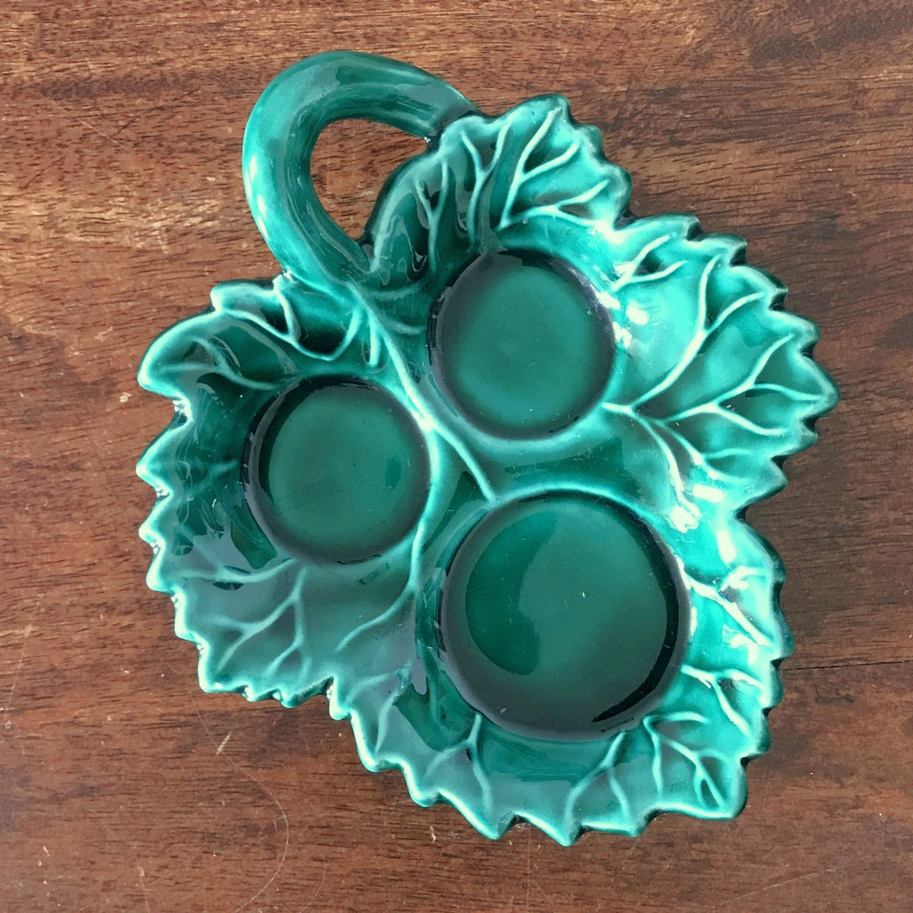 Vide-poche vintage en céramique verte en forme de feuille de vigne  par Hello Broc brocante en ligne