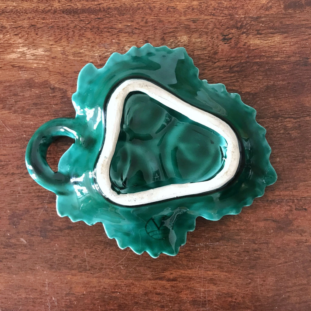 Vide-poche vintage en céramique verte en forme de feuille de vigne  par Hello Broc brocante en ligne