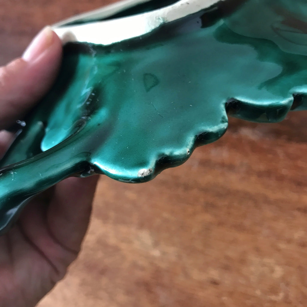 Vide-poche vintage en céramique verte en forme de feuille de vigne  par Hello Broc brocante en ligne