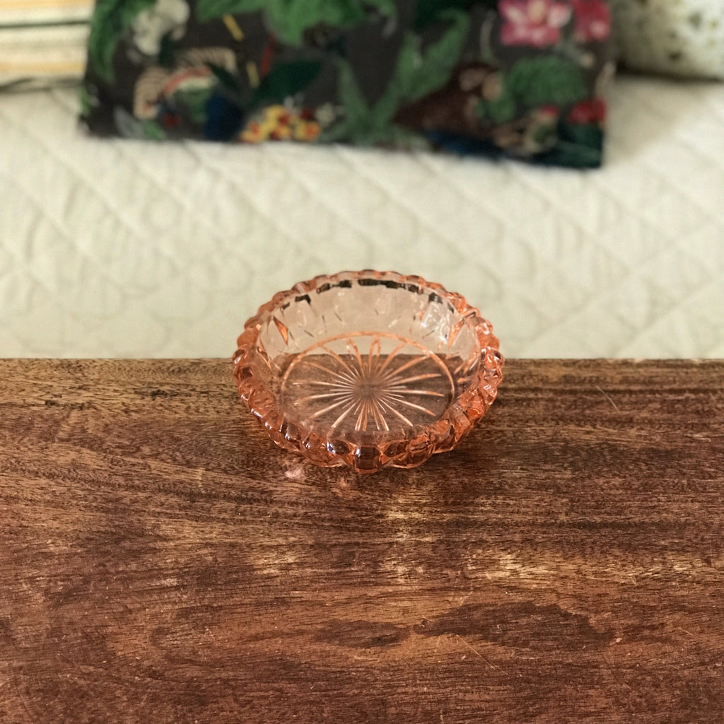 Cendrier rond en verre moulé rose diamètre 14,5 cm par Hello Broc brocante en ligne