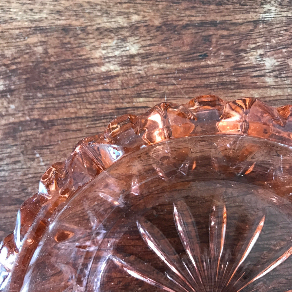 Cendrier rond en verre moulé rose diamètre 14,5 cm par Hello Broc brocante en ligne