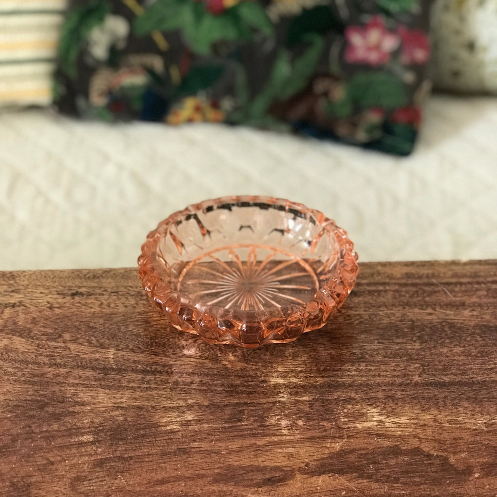 Cendrier rond en verre moulé rose diamètre 14,5 cm par Hello Broc brocante en ligne