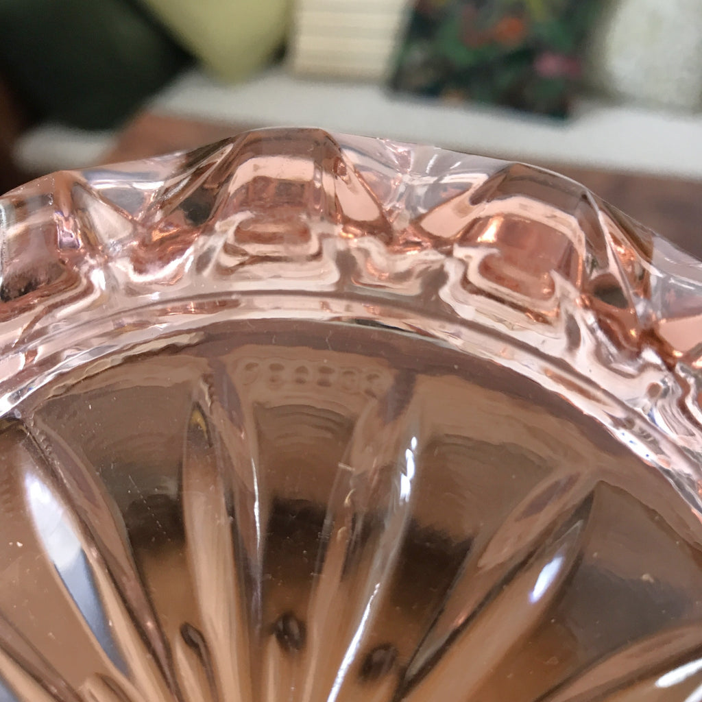 Cendrier rond vintage en verre moulé rose années 50 diamètre 14,5 cm par Hello Broc brocante en ligne