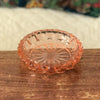 Cendrier rond vintage en verre moulé rose années 50 diamètre 14,5 cm par Hello Broc brocante en ligne