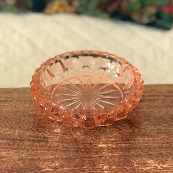Cendrier rond vintage en verre moulé rose années 50 diamètre 14,5 cm par Hello Broc brocante en ligne