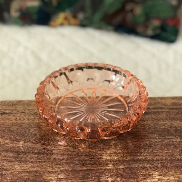 Cendrier rond en verre moulé rose diamètre 14,5 cm par Hello Broc brocante en ligne