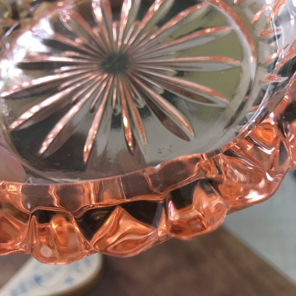 Cendrier rond vintage en verre moulé rose années 50 diamètre 14,5 cm par Hello Broc brocante en ligne