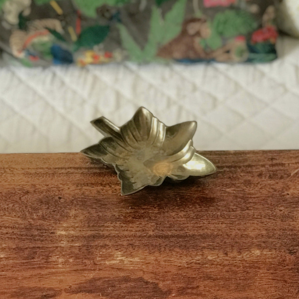 Cendrier feuille érable ou vigne en bronze doré par Hello Broc brocante en ligne