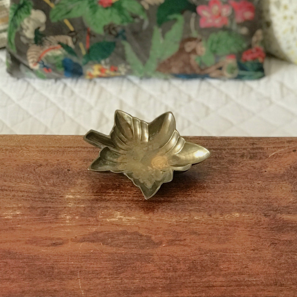 Cendrier feuille érable ou vigne en bronze doré par Hello Broc brocante en ligne