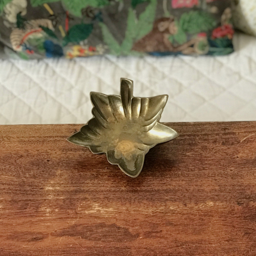 Cendrier feuille érable ou vigne en bronze doré par Hello Broc brocante en ligne