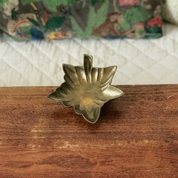 Cendrier feuille érable ou vigne en bronze doré par Hello Broc brocante en ligne
