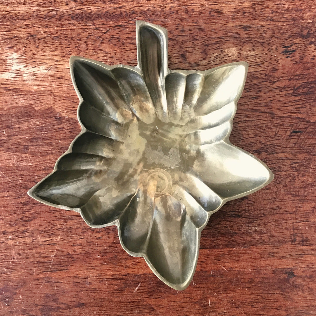 Cendrier feuille érable ou vigne en bronze doré par Hello Broc brocante en ligne