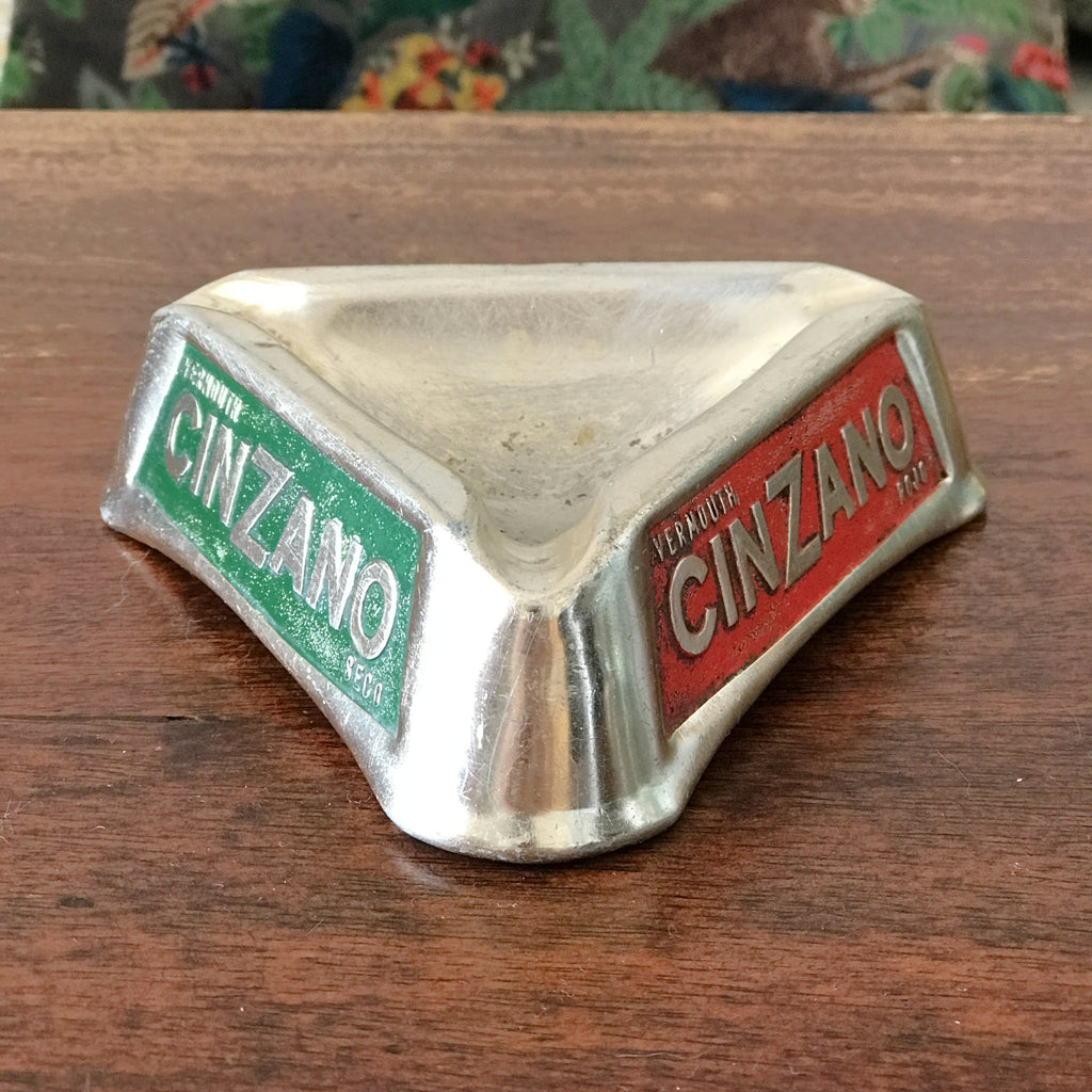 Cendrier publicitaire des années 60 forme triangulaire vintage Cinzano Vermouth en aluminium par Hello Broc brocante en ligne
