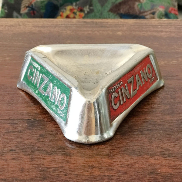 Cendrier publicitaire des années 60 forme triangulaire vintage Cinzano Vermouth en aluminium par Hello Broc brocante en ligne