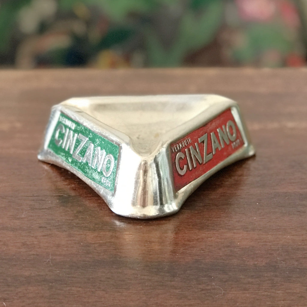 Cendrier publicitaire des années 60 forme triangulaire vintage Cinzano Vermouth en aluminium par Hello Broc brocante en ligne