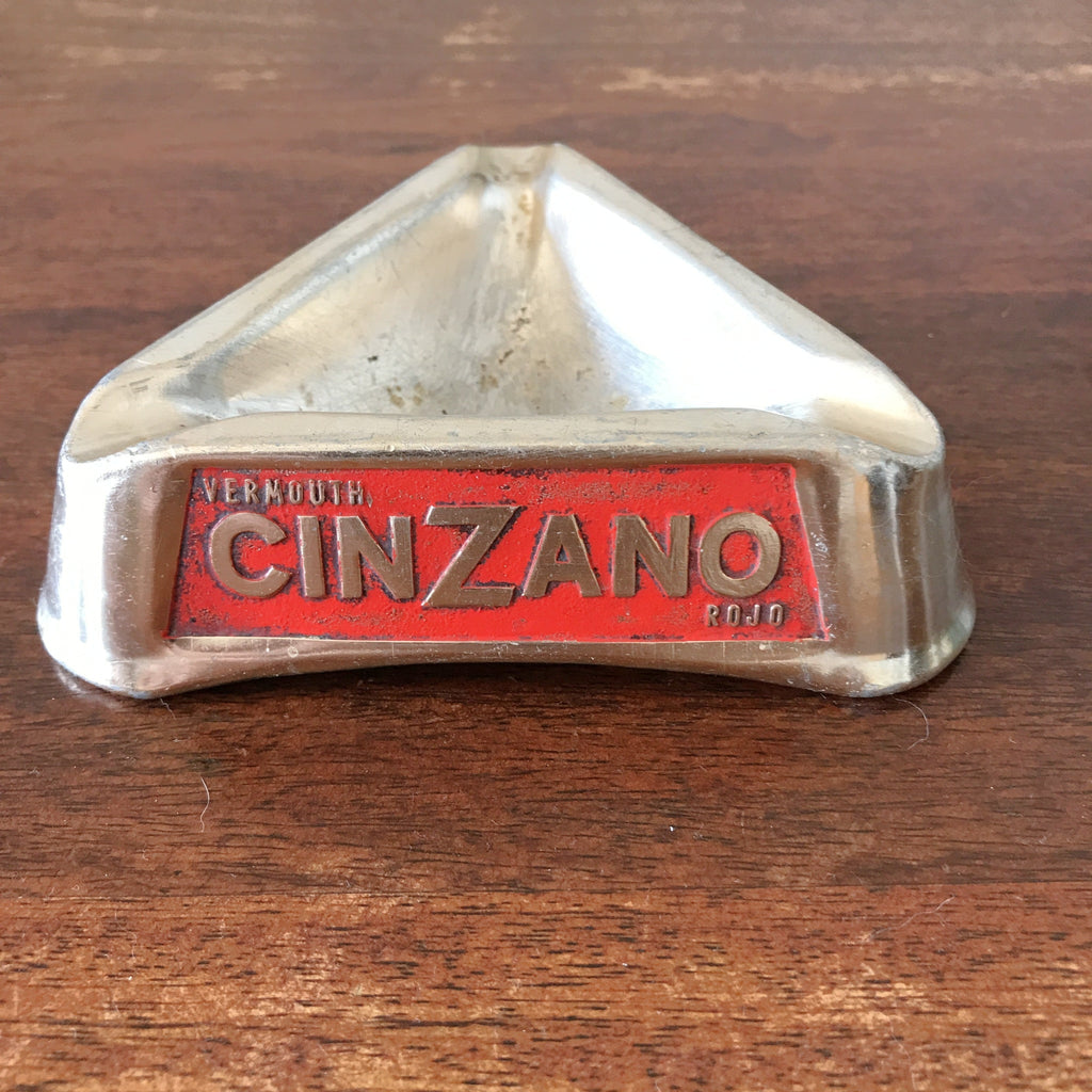 Cendrier publicitaire des années 60 forme triangulaire vintage Cinzano Vermouth en aluminium par Hello Broc brocante en ligne