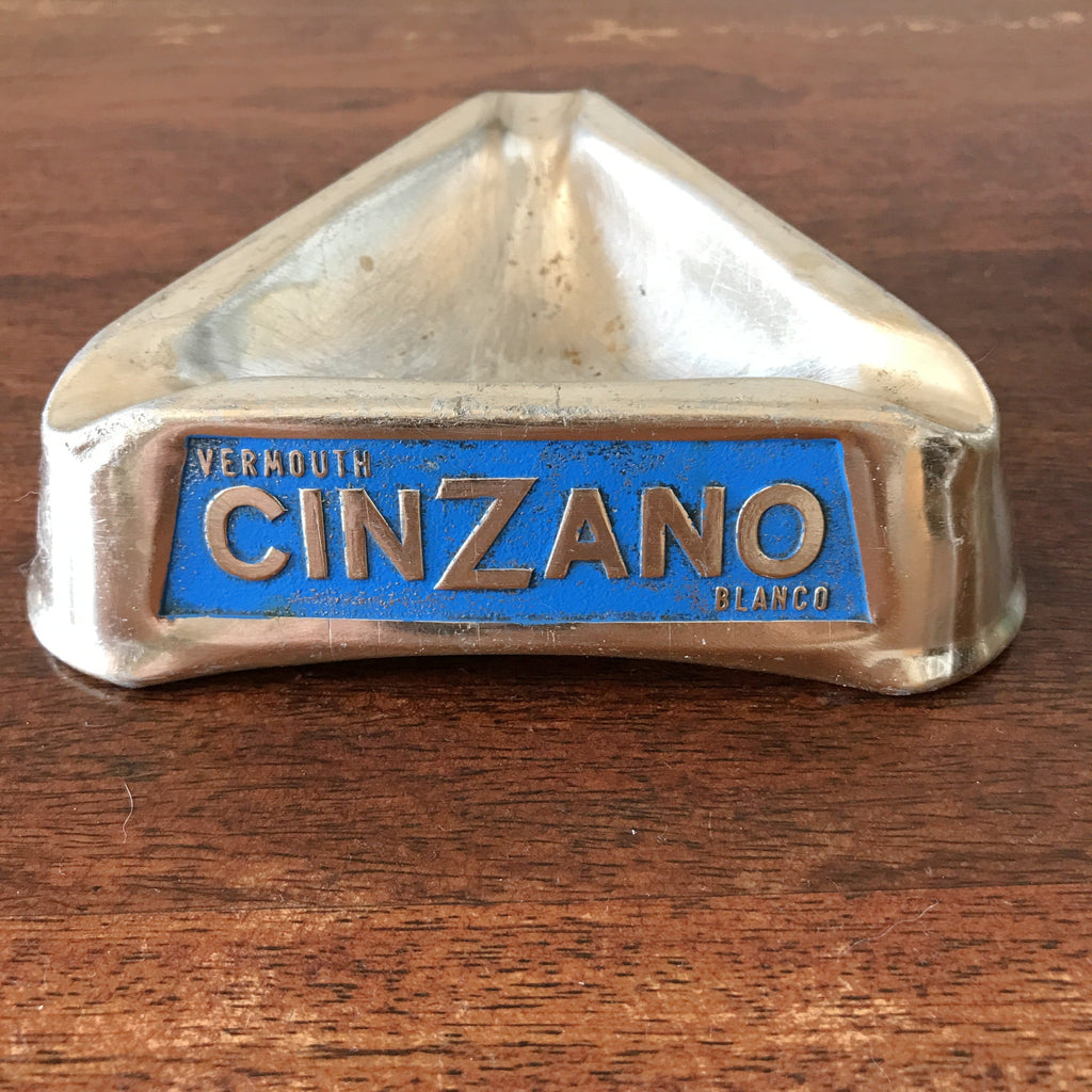 Cendrier publicitaire des années 60 forme triangulaire vintage Cinzano Vermouth en aluminium par Hello Broc brocante en ligne