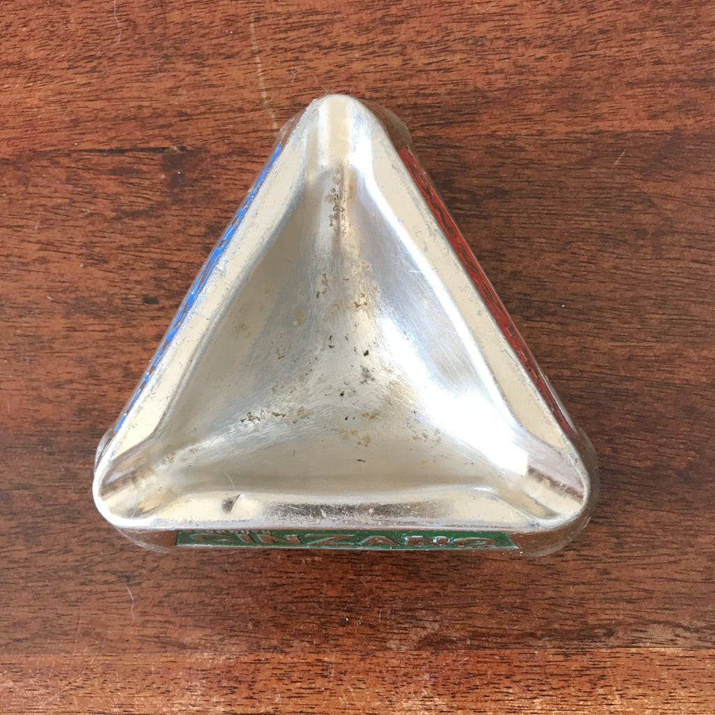 Cendrier publicitaire des années 60 forme triangulaire vintage Cinzano Vermouth en aluminium par Hello Broc brocante en ligne