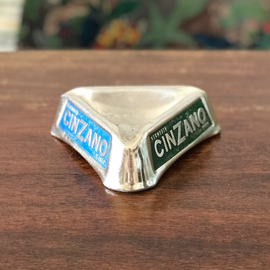 Cendrier publicitaire des années 60 forme triangulaire vintage Cinzano Vermouth en aluminium par Hello Broc brocante en ligne