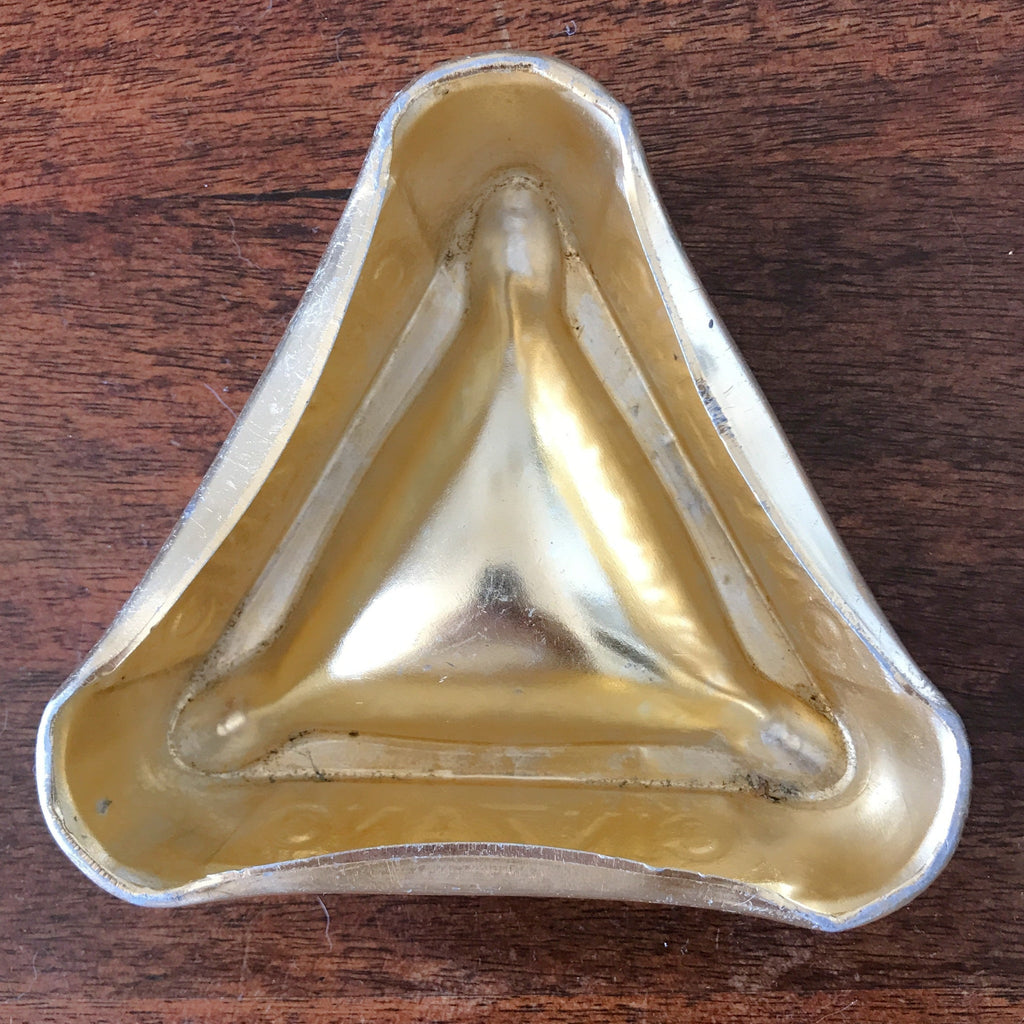 Cendrier publicitaire des années 60 forme triangulaire vintage Cinzano Vermouth en aluminium par Hello Broc brocante en ligne