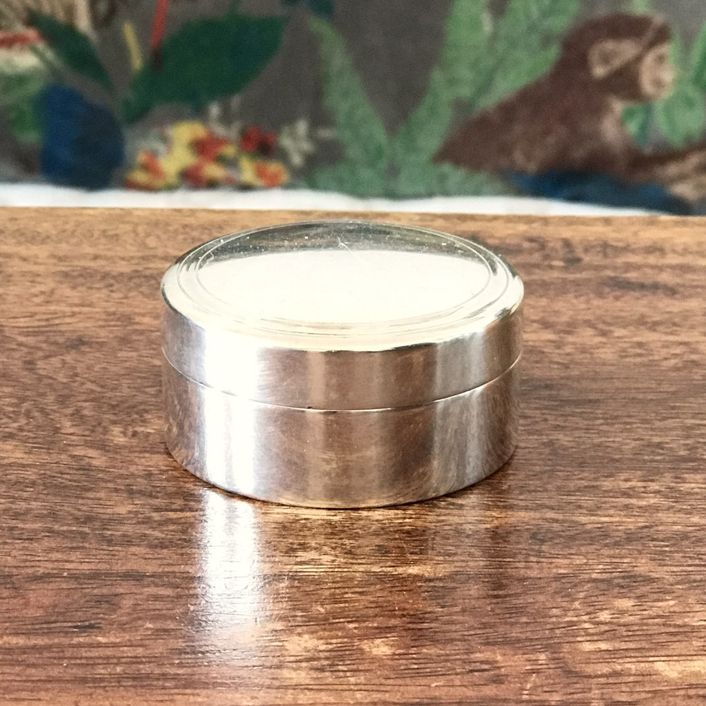 Petite boîte ronde ou pilulier en métal argenté de l'orfèvre Plasait Paris France par Hello Broc brocante en ligne