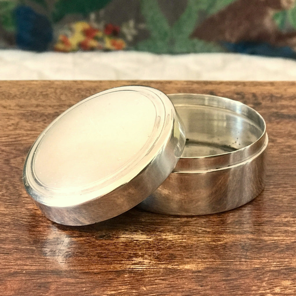 Petite boîte ronde ou pilulier en métal argenté de l'orfèvre Plasait Paris France par Hello Broc brocante en ligne