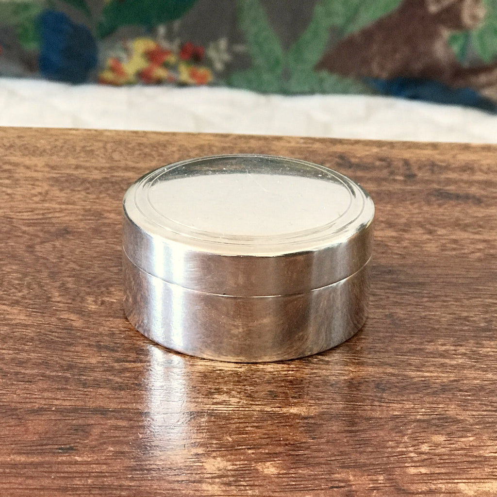 Petite boîte ronde ou pilulier en métal argenté de l'orfèvre Plasait Paris France par Hello Broc brocante en ligne