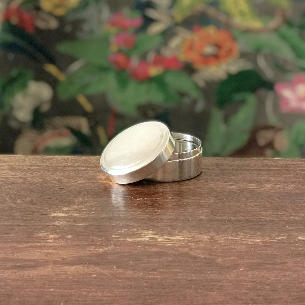 Petite boîte ronde ou pilulier en métal argenté de l'orfèvre Plasait Paris France par Hello Broc brocante en ligne