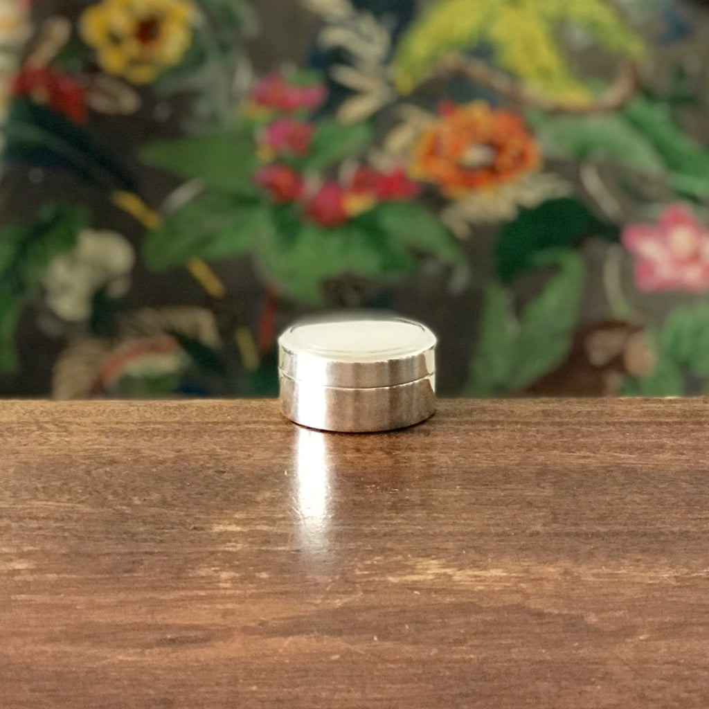 Petite boîte ronde ou pilulier en métal argenté de l'orfèvre Plasait Paris France par Hello Broc brocante en ligne