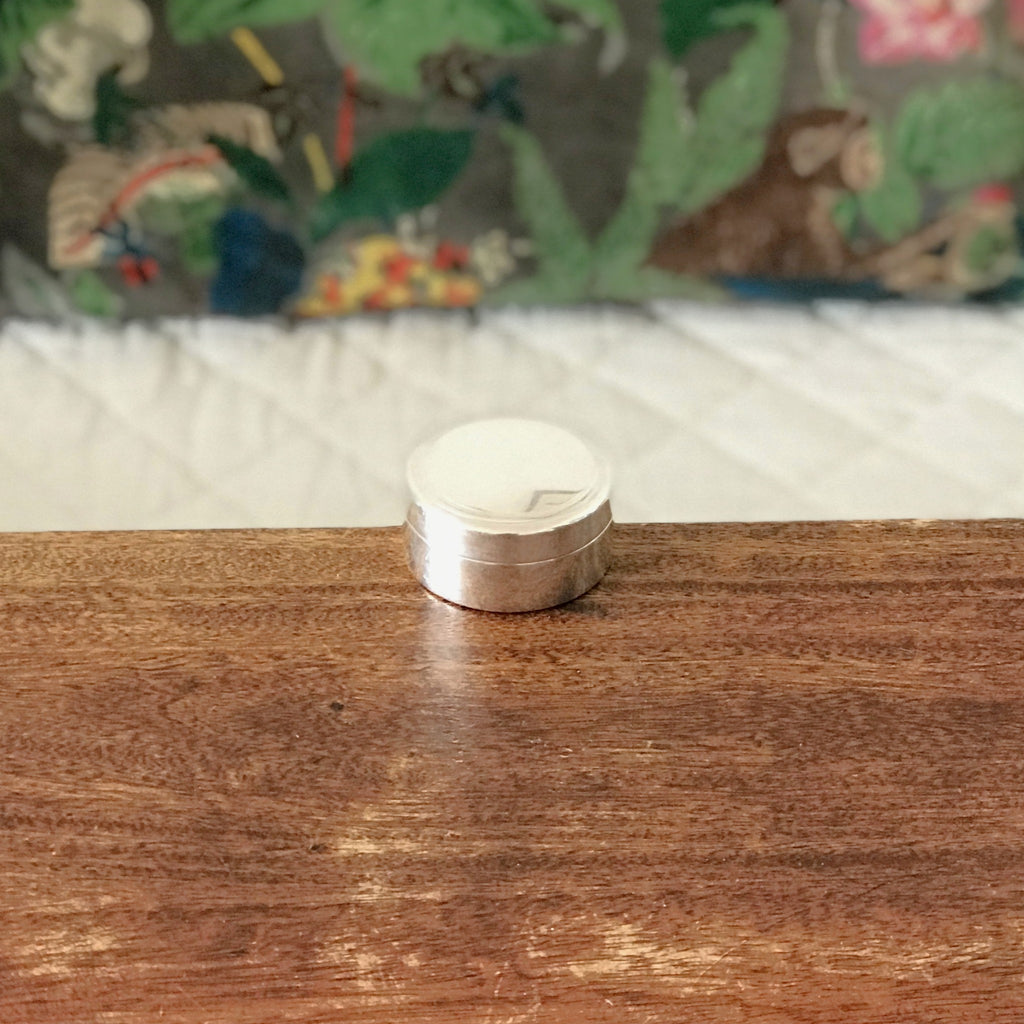 Petite boîte ronde ou pilulier en métal argenté de l'orfèvre Plasait Paris France par Hello Broc brocante en ligne