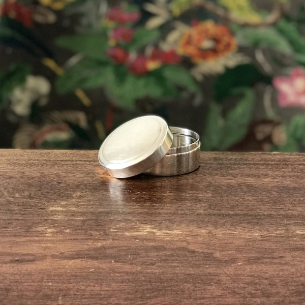 Petite boîte ronde ou pilulier en métal argenté de l'orfèvre Plasait Paris France par Hello Broc brocante en ligne