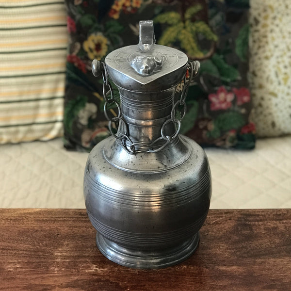 Très grand pichet décoratif en étain avec couvercle surmonté d'une tête de bélier par Hello Broc brocante en ligne