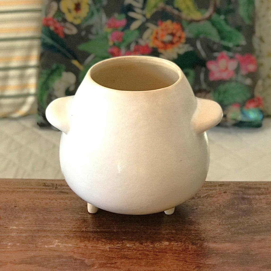 Grand cache - pot en grès blanc vintage vernissé tripode par la brocante en ligne Hello Broc