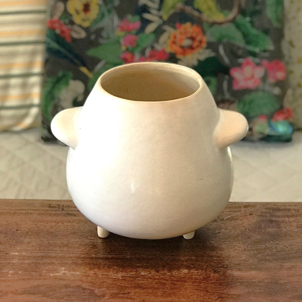 Grand cache - pot en grès blanc vintage vernissé tripode par la brocante en ligne Hello Broc