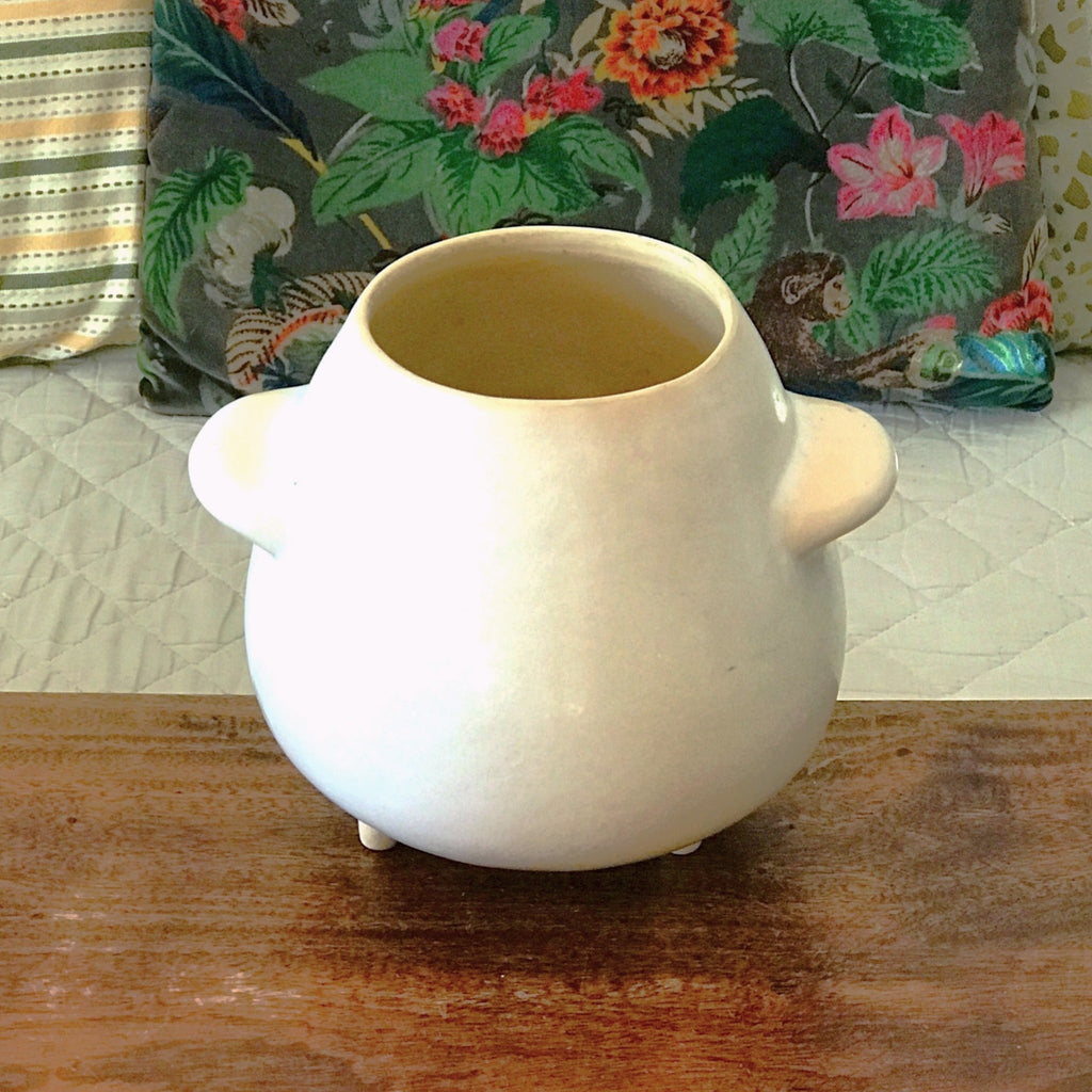 Grand cache - pot en grès blanc vintage vernissé tripode par la brocante en ligne Hello Broc