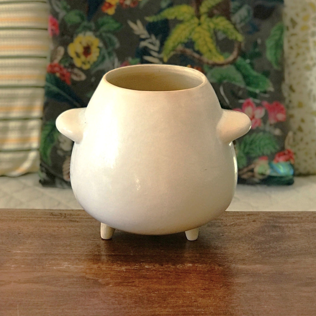 Grand cache - pot en grès blanc vintage vernissé tripode par la brocante en ligne Hello Broc