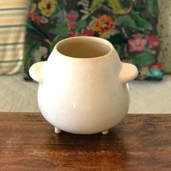 Grand cache - pot en grès blanc vintage vernissé tripode par la brocante en ligne Hello Broc