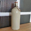 Bouteille bouillote ancienne en grès vernissé écru par Hello Broc brocante en ligne