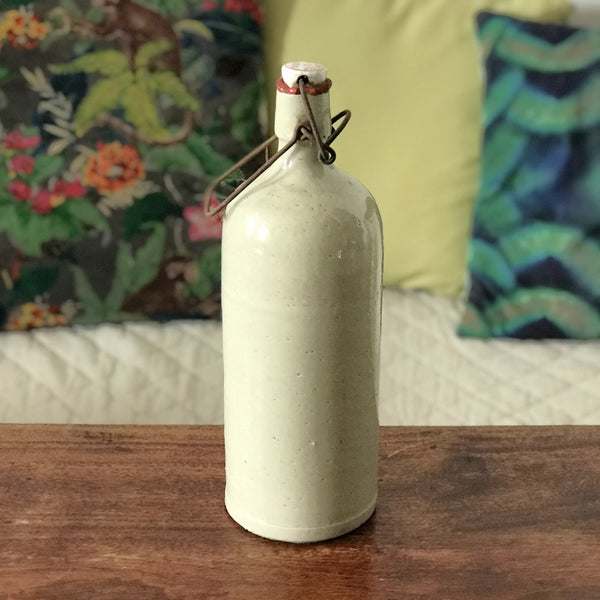 Bouteille bouillote ancienne en grès vernissé écru par Hello Broc brocante en ligne