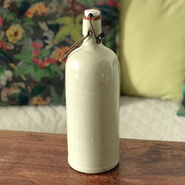 Bouteille bouillote ancienne en grès vernissé écru par Hello Broc brocante en ligne