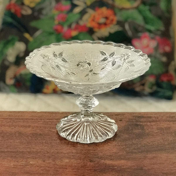 Coupelle à motifs fleuris sur pied en verre moulé par Hello Broc brocante en ligne