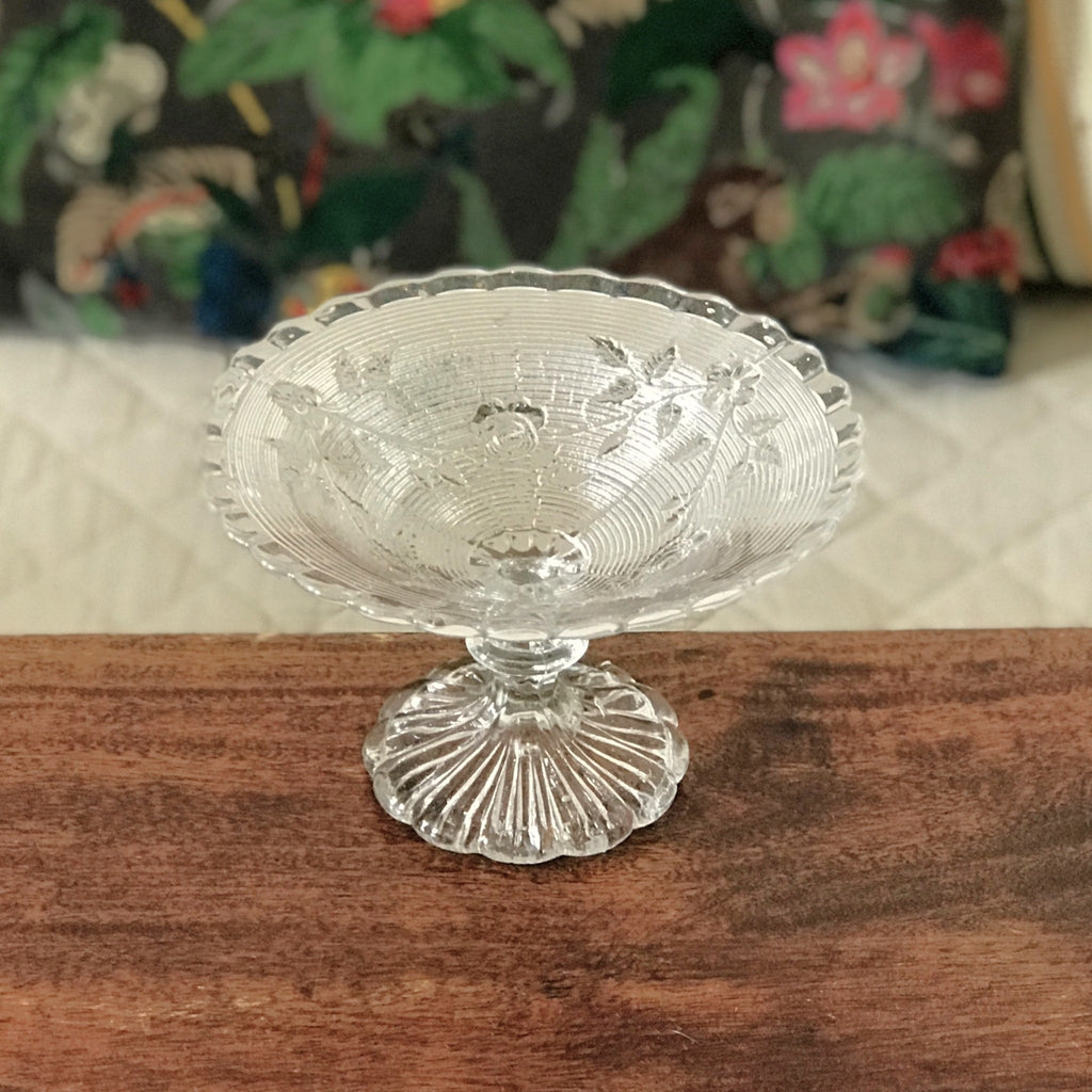 Coupelle à motifs fleuris sur pied en verre moulé par Hello Broc brocante en ligne