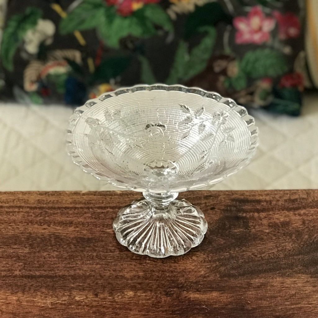 Coupelle à motifs fleuris sur pied en verre moulé par Hello Broc brocante en ligne