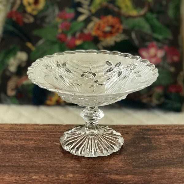 Coupelle à motifs fleuris sur pied en verre moulé par Hello Broc brocante en ligne