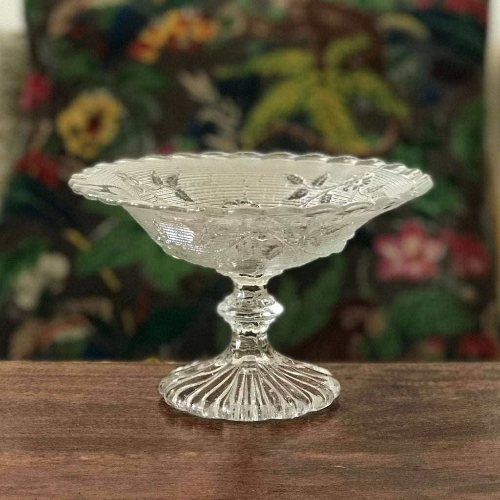 Coupelle à motifs fleuris sur pied en verre moulé par Hello Broc brocante en ligne